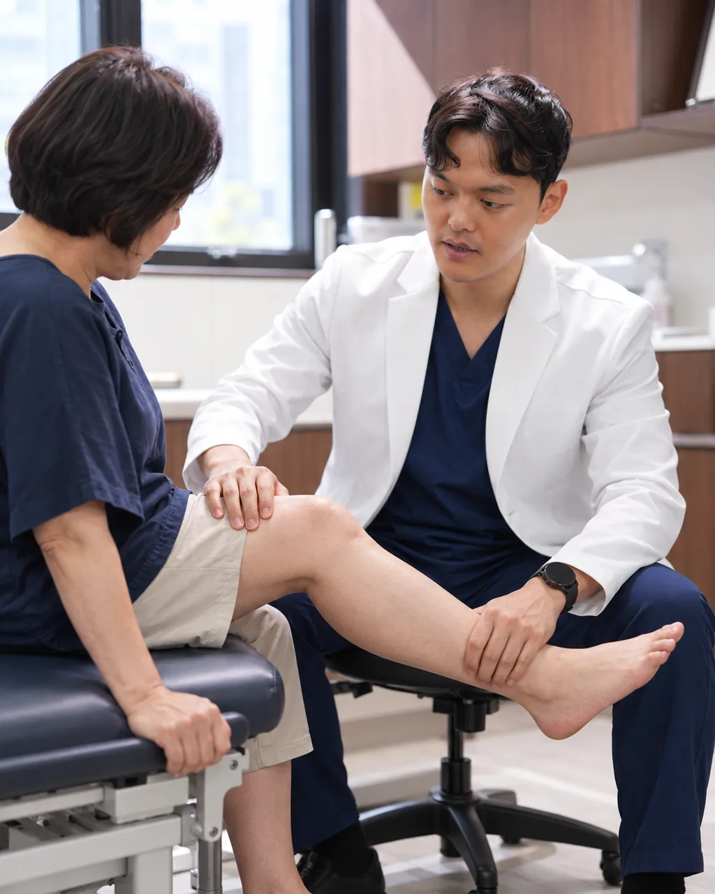 춘천 무릎 골관절염 파크경희한의원, 의자에서 일어날 때 통증의 한약과 근력운동_03_진료.png