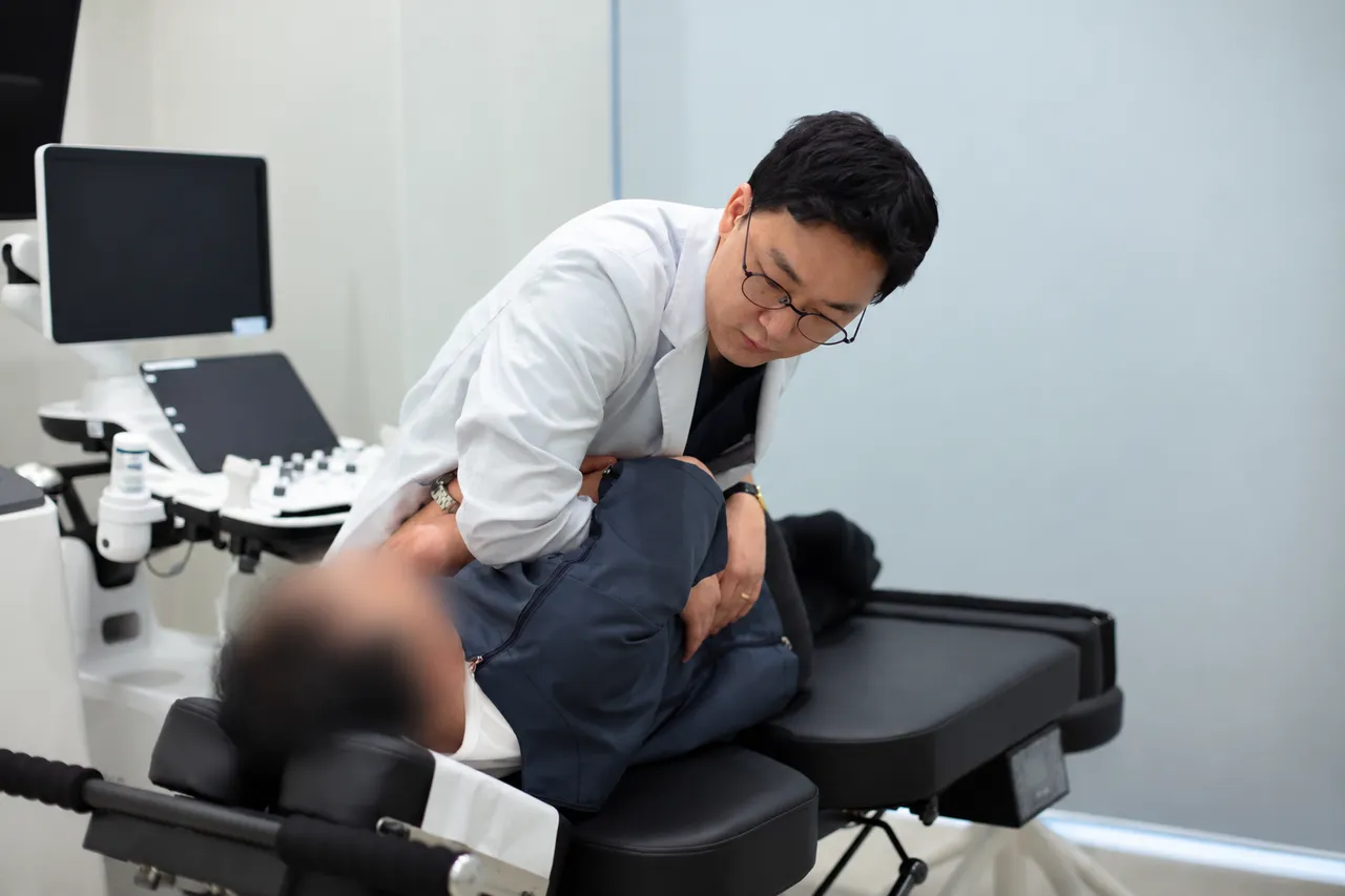 개인정보 보호 처리된 클리닉 진료 장면.png
