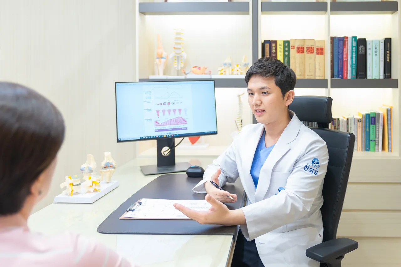 건강한 몸과 편안한 일상을 위해
따뜻한 마음으로 살피고
치료에 최선을 다합니다.