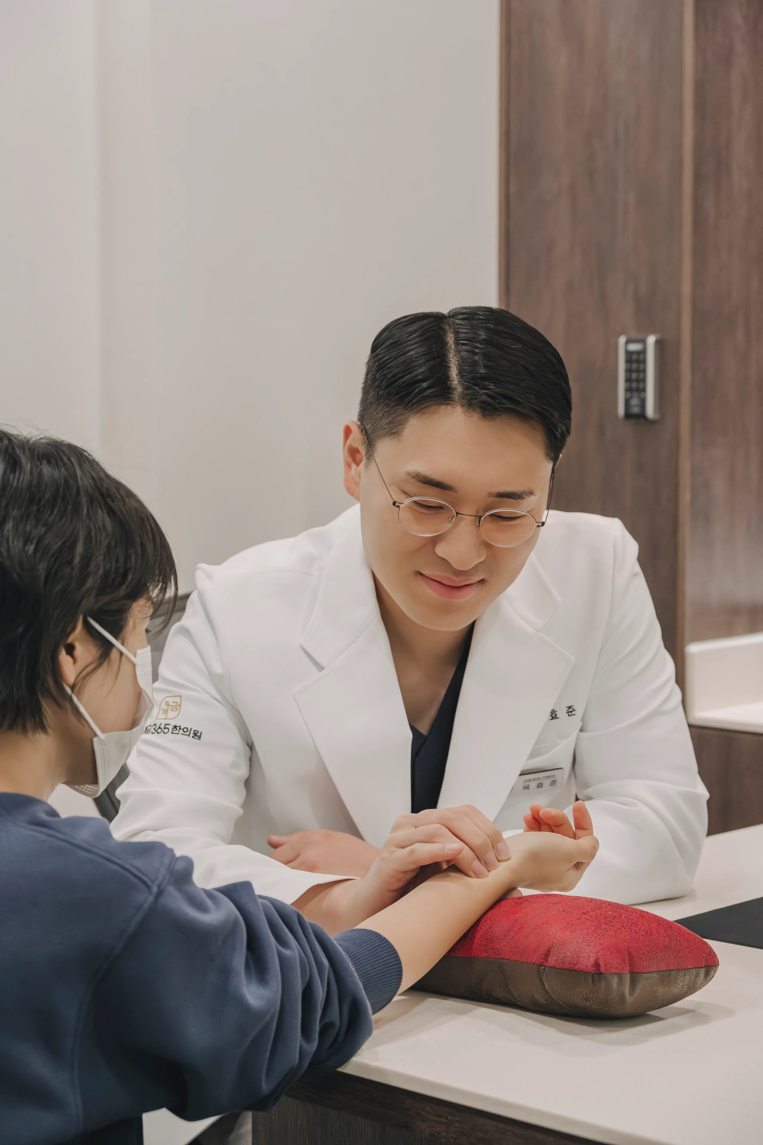 240228_원장님진료_0002.jpg